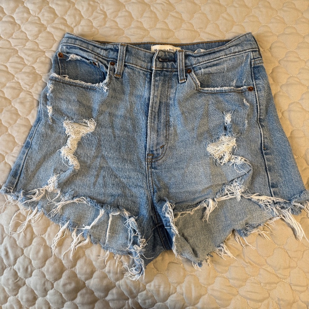 Abercrombie & Fitch size 6/28 curve love high rise mom jeans shorts